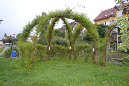 Weidenkapelle, hinter dem Pfarrhaus am Bach