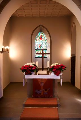 Altar mit kleinem Kreuz von A. Stopper