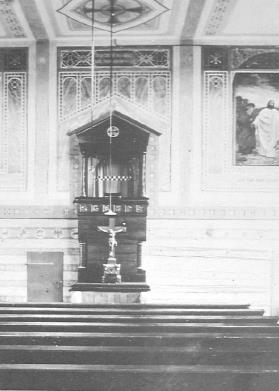 Altar und Kreuz vor der Zerstörung der Kirche im April 1945