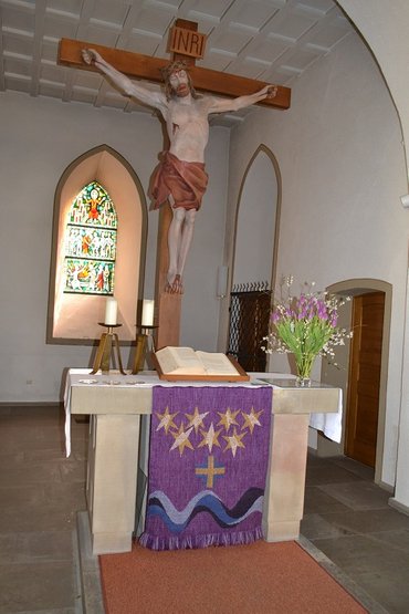 Altar mit Gläser-Kreuz