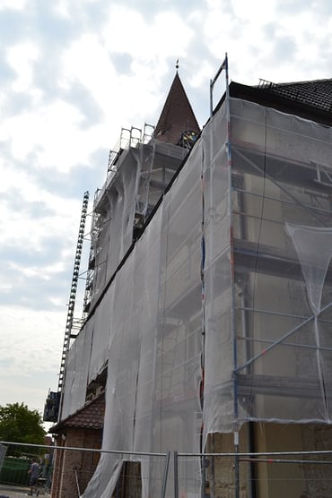 Verhüllte Kirche mit Transportaufzug