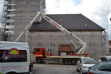 Zur Demontage von Zeigern und Zifferblättern der Uhren und des Kirchturmgockels war ein riesiger Steiger notwendig