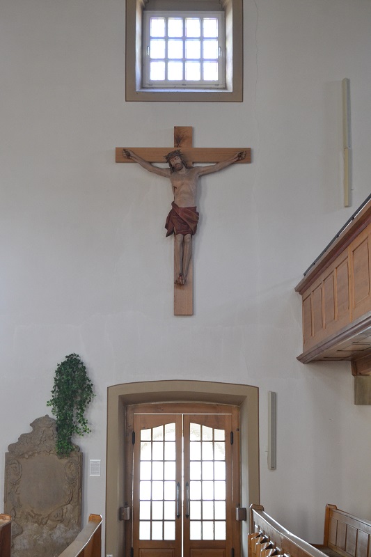 Das alte Altarkreuz amneuen Platz