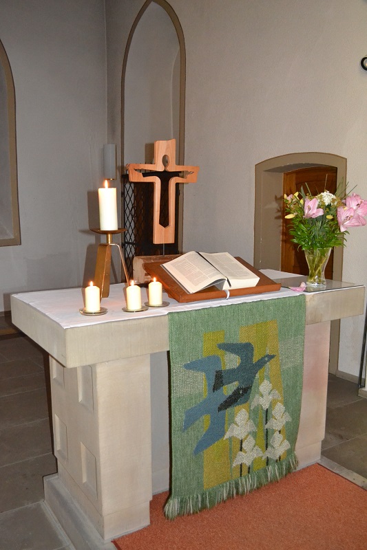 Altar mit kleinem Altarkreuz