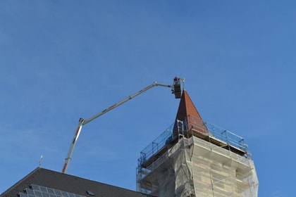 Montagearbeiten auf der Turmspitze