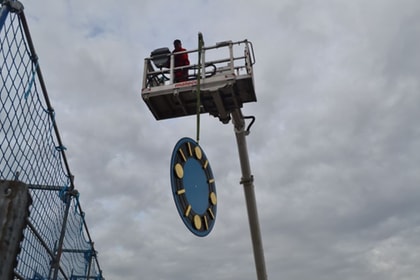 Zifferblatt fliegt auf den Turm