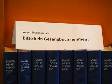 Gesangbücher im Sperrbezirk