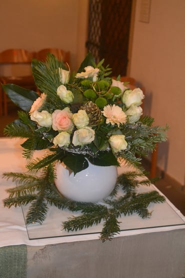 Weihnachtlicher Blumenschmuck auf dem Altar