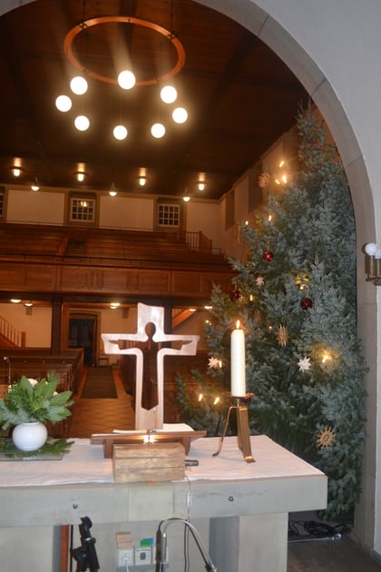 Blick aus dem Chor in die weihnachtliche Kirche