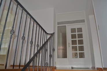 Tür zur Pfarrwohnung im Ersten Stock