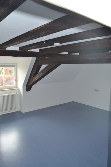 DG - Raum 1, Gästezimmer mit Handwaschbecken; liegt außerhalb der DG-Wohnung