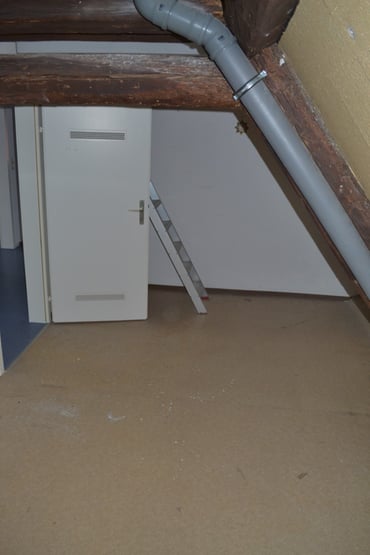 DG - Stauraum und Aufgang zur Bühne