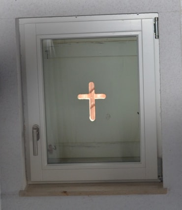 Die Fensterläden des Pfarrhauses
