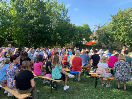 Gottesdienst im Garten des Paul-Gerhardt-Gemeindehauses