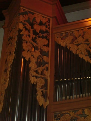 Reben und Trauben als Zierwerk über den Orgelpfeifen